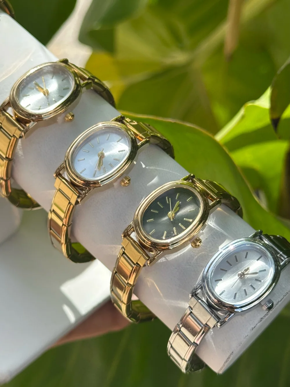 Relojes de acero inoxidable dorados y plateados.